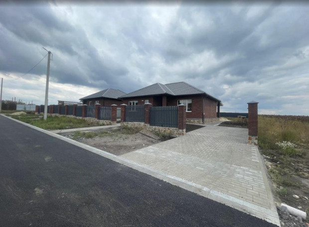 Фотография 1 - Кирпичный новый 4х-комнатный ДОМ 110 м 2 с  парковкой, плиткой и забором  в п. Репное